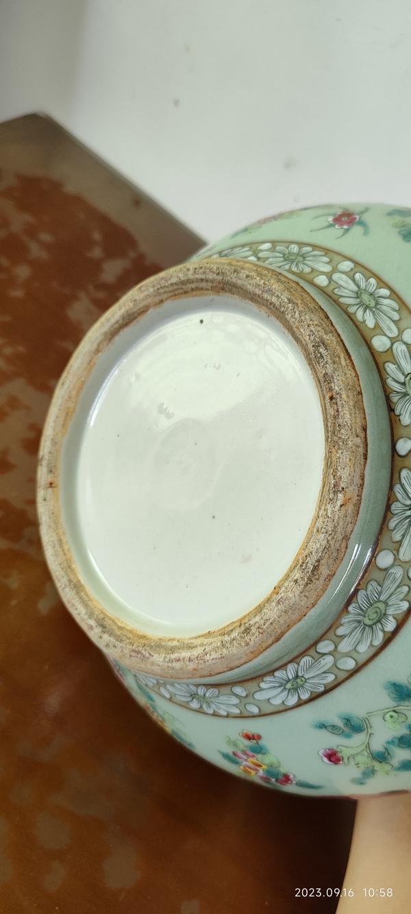 古玩陶瓷清咸豐豆青釉廣彩人物花蝶紋荸薺瓶拍賣,當前價格9800元