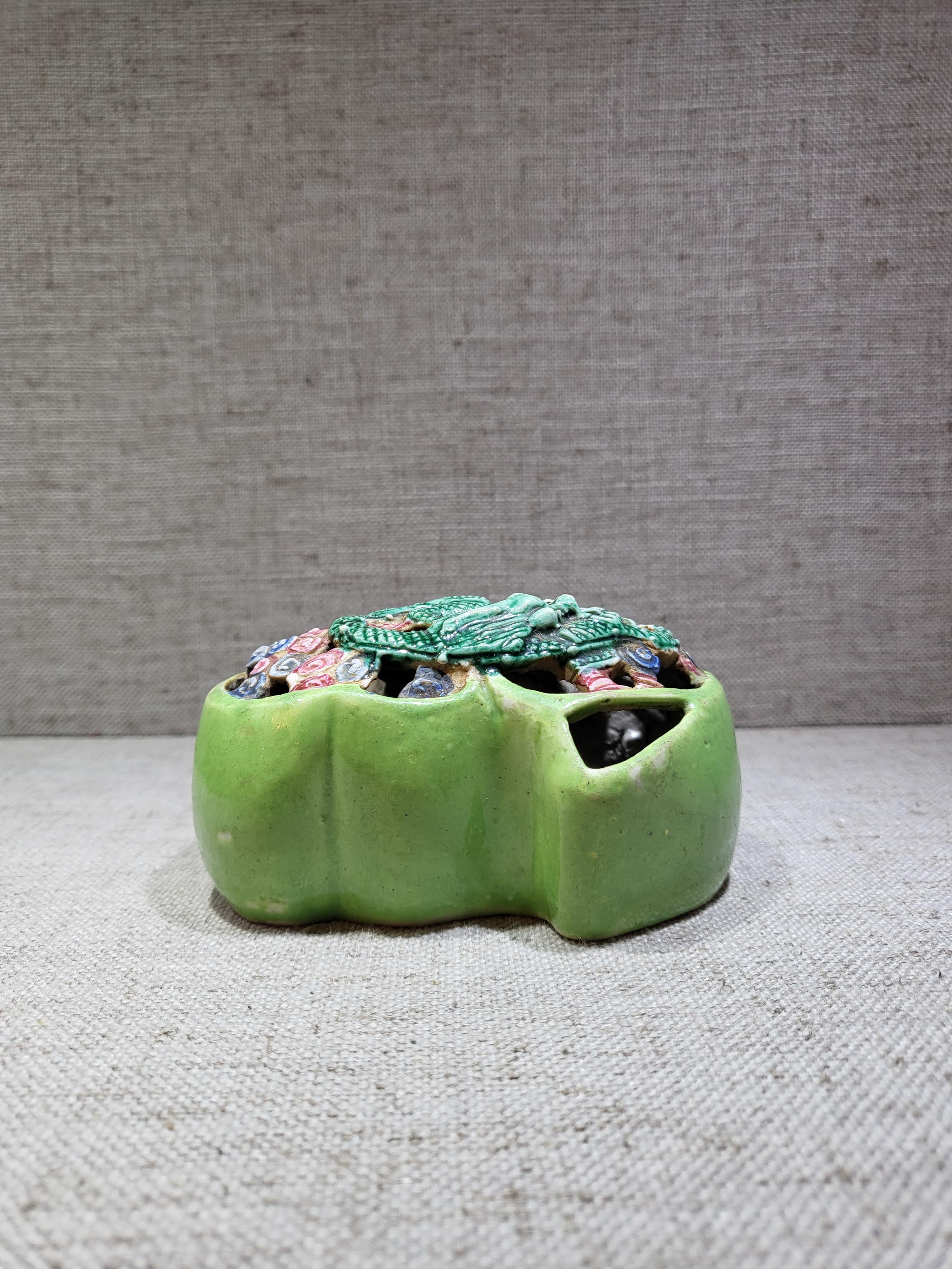 晚清苹果绿釉镂雕龙纹桃形盒