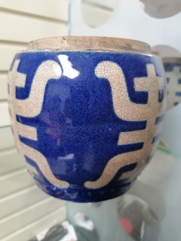 古玩陶瓷清代留白哥釉祭藍(lán)鼓釘壽字罐拍賣,當(dāng)前價(jià)格8000元