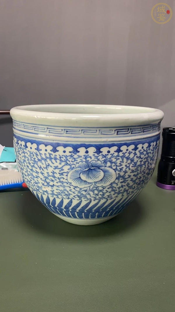 古玩陶瓷青花纏枝蓮卷缸真品鑒賞圖