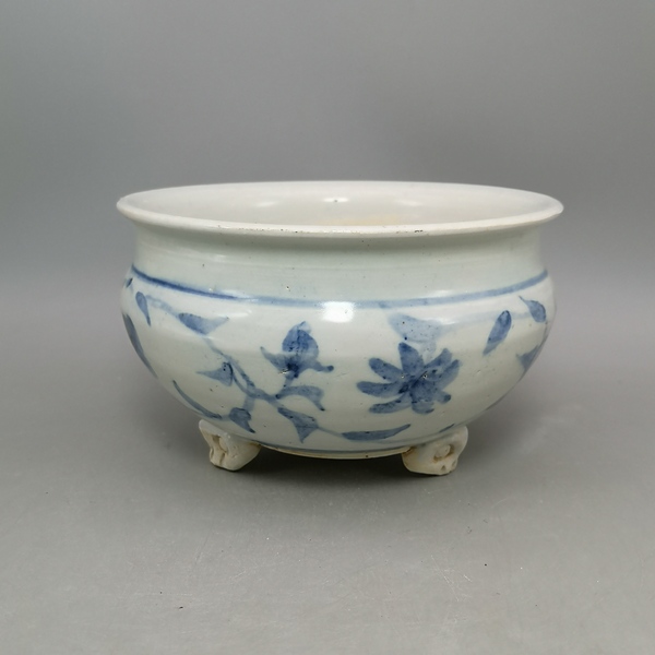 古玩陶瓷明代青花纏枝花卉紋香爐拍賣,當前價格28888元