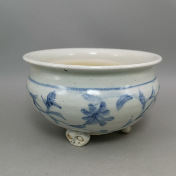古玩陶瓷明代青花纏枝花卉紋香爐拍賣,當前價格28888元