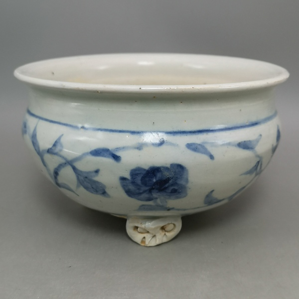 古玩陶瓷明代青花纏枝花卉紋香爐拍賣,當前價格28888元