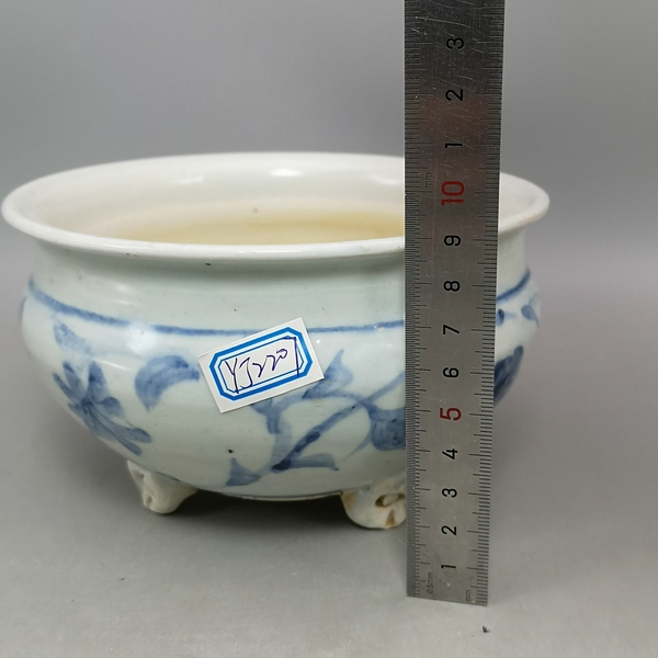 古玩陶瓷明代青花纏枝花卉紋香爐拍賣,當前價格28888元
