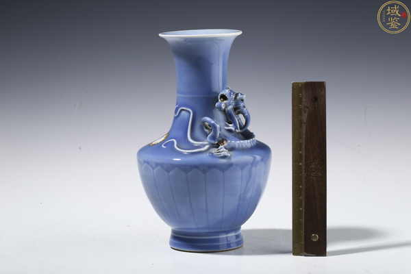 古玩陶瓷天藍釉堆龍紋瓶拍賣,當前價格3500元
