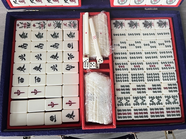 古玩雜項(xiàng)老麻將拍賣，當(dāng)前價(jià)格680元