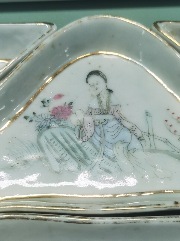 古玩陶瓷民國戌午年(1918)粉彩侍女九子盤拍賣,當前價格3500元