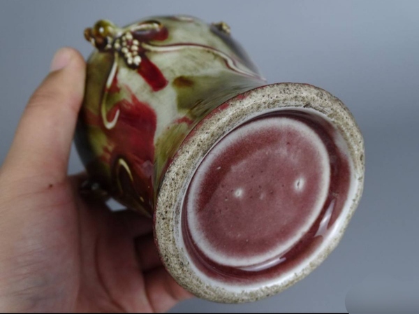 古玩陶瓷清中三陽開泰品種貼塑松鼠葡萄紋橄欖瓶拍賣,當前價格20000元