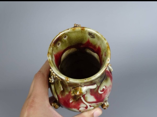 古玩陶瓷清中三陽開泰品種貼塑松鼠葡萄紋橄欖瓶拍賣,當前價格20000元