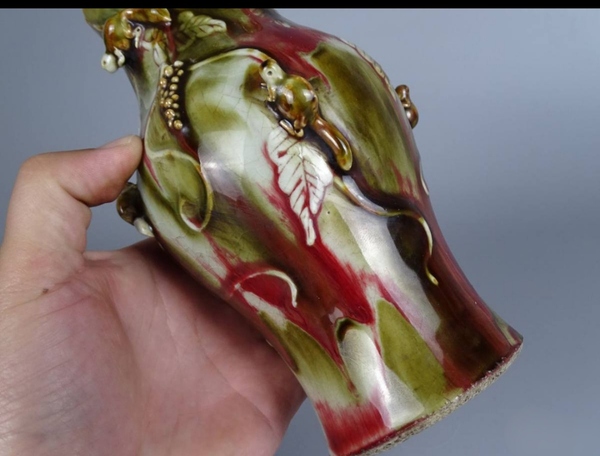 古玩陶瓷清中三陽開泰品種貼塑松鼠葡萄紋橄欖瓶拍賣,當前價格20000元