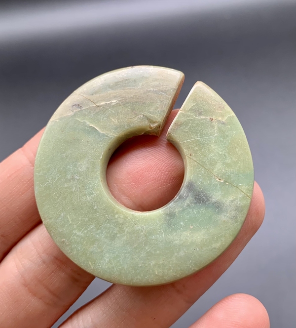 古玩玉器戰國青玉大玦,珠博評級78分,直徑48.05mm碩大無比,極其罕見拍賣,當前價格9999元