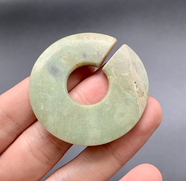 古玩玉器戰國青玉大玦,珠博評級78分,直徑48.05mm碩大無比,極其罕見拍賣,當前價格9999元