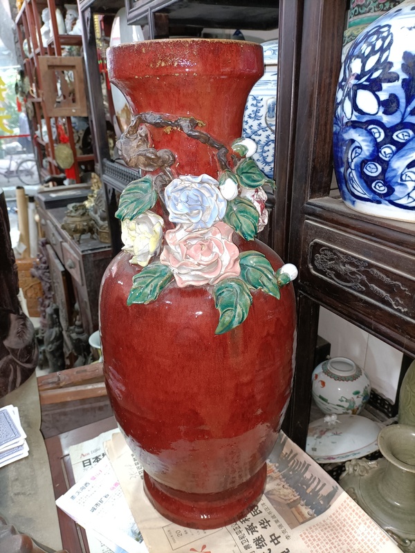 古玩陶瓷紅釉堆花花卉紋盤口瓶拍賣,當前價格2980元