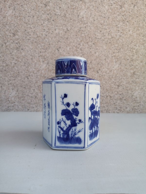古玩陶瓷松竹梅青花六方茶葉蓋罐拍賣,當(dāng)前價格550元