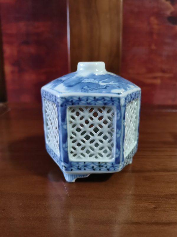 古玩轉(zhuǎn)賣【精美蟈蟈籠】民國(guó)六方青花鏤空蟈蟈籠拍賣,當(dāng)前價(jià)格1300元