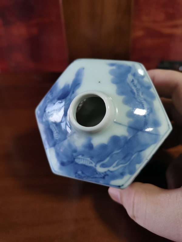 古玩陶瓷【精美蟈蟈籠】民國六方青花鏤空蟈蟈籠拍賣,當前價格150元