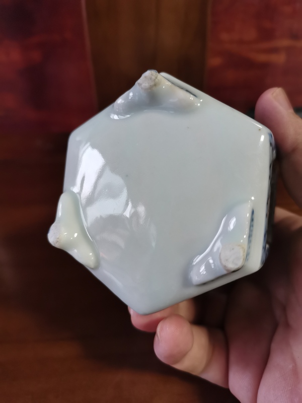 古玩陶瓷【精美蟈蟈籠】民國六方青花鏤空蟈蟈籠拍賣,當前價格150元