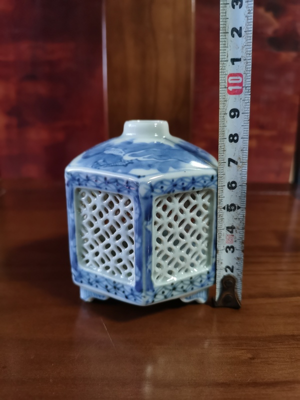 古玩陶瓷【精美蟈蟈籠】民國六方青花鏤空蟈蟈籠拍賣,當前價格150元