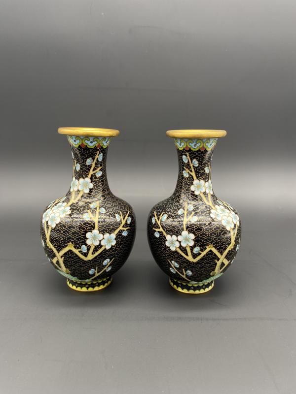 古玩铜器民国精品景泰蓝墨地梅花赏瓶一对拍卖，当前价格2800元