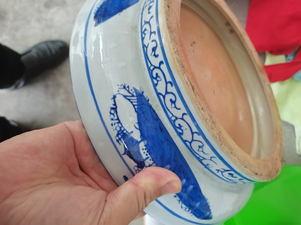 古玩陶瓷青花山水紋花盆一個不到30。兩個不到60拍賣,當前價格699元