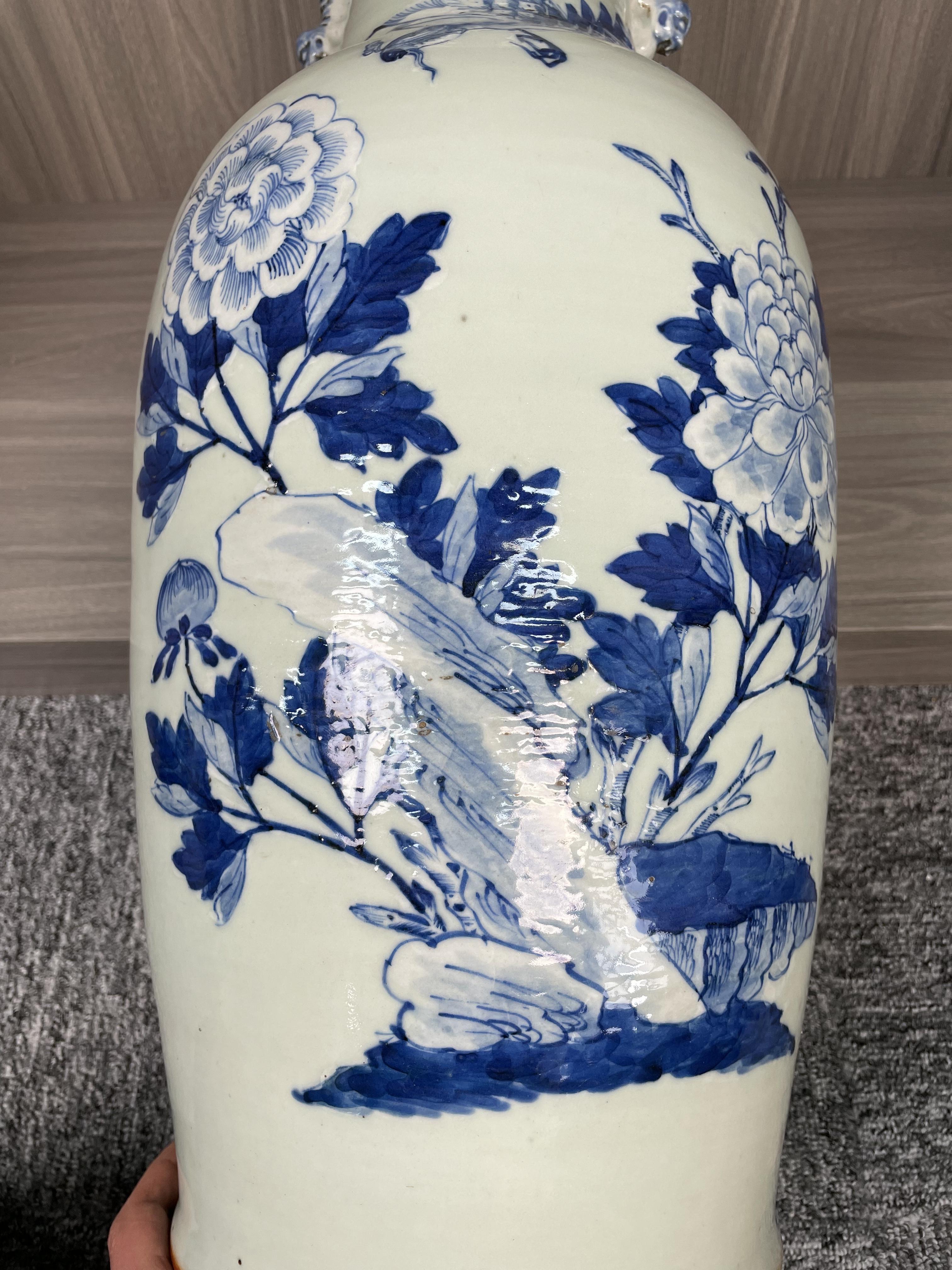 域鉴古玩】清中期豆青釉青花凤穿牡丹图狮耳盘口瓶（上海文物商店