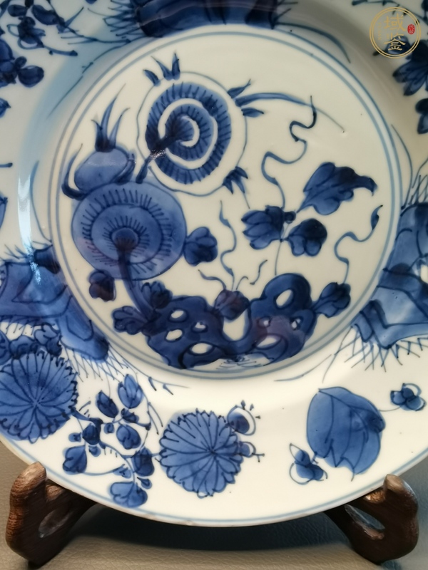 古玩陶瓷青花洞石花卉紋折沿盤真品鑒賞圖