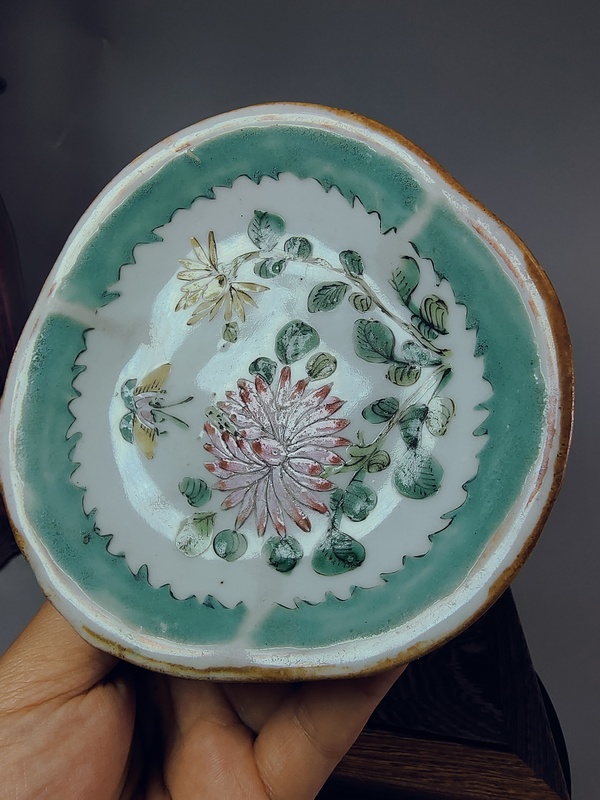 古玩陶瓷晚清?蝶戀花海水江崖粉彩花口供盤拍賣，當前價格688元