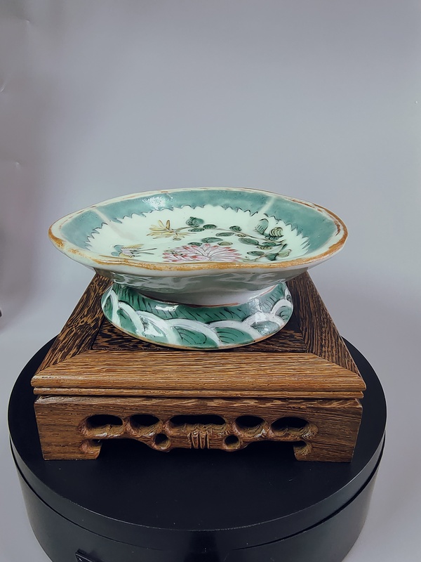 古玩轉(zhuǎn)賣晚清?蝶戀花海水江崖粉彩花口供盤拍賣，當(dāng)前價(jià)格1980元