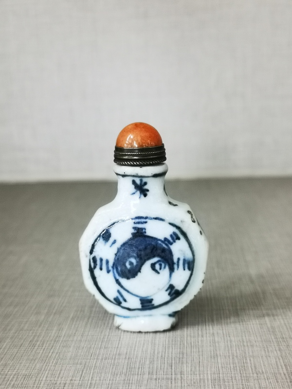 古玩陶瓷青花八卦紋藥瓶拍賣,當(dāng)前價(jià)格400元
