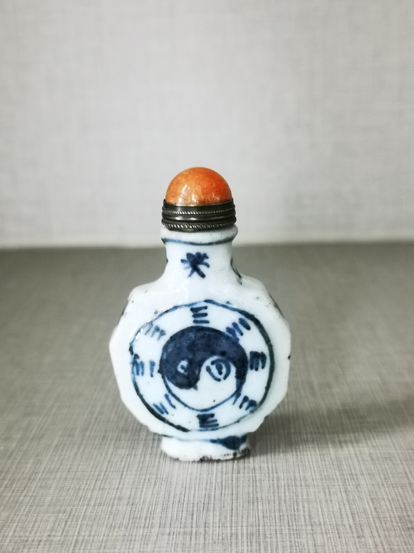 古玩陶瓷青花八卦紋藥瓶拍賣,當(dāng)前價(jià)格400元