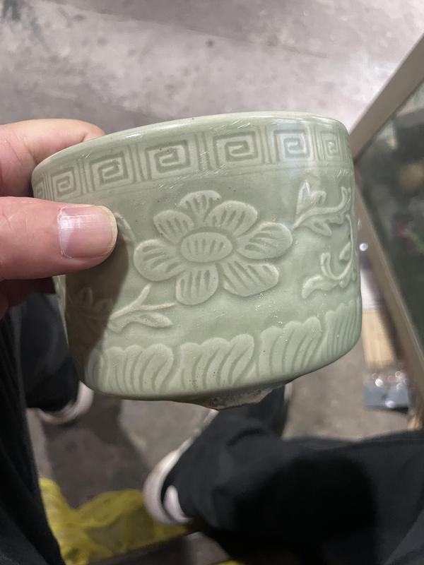 古玩陶瓷冬青釉暗刻花卉三足筒式爐拍賣,當前價格2888元