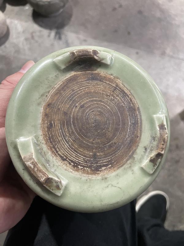 古玩陶瓷冬青釉暗刻花卉三足筒式爐拍賣,當前價格2888元