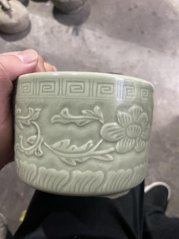 古玩陶瓷冬青釉暗刻花卉三足筒式爐拍賣,當前價格2888元