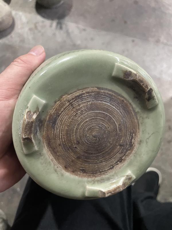 古玩陶瓷冬青釉暗刻花卉三足筒式爐拍賣,當前價格2888元