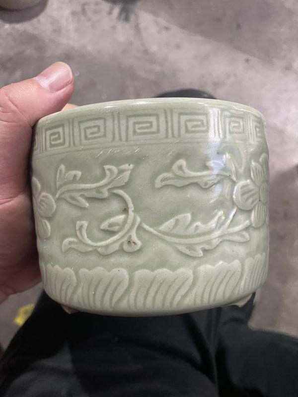 古玩陶瓷冬青釉暗刻花卉三足筒式爐拍賣,當前價格2888元