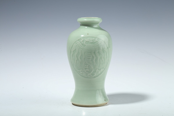 古玩陶瓷晚清·豆青釉暗刻團(tuán)鳳紋洗口瓶拍賣(mài),當(dāng)前價(jià)格7000元