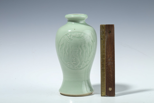 古玩陶瓷晚清·豆青釉暗刻團(tuán)鳳紋洗口瓶拍賣(mài),當(dāng)前價(jià)格7000元