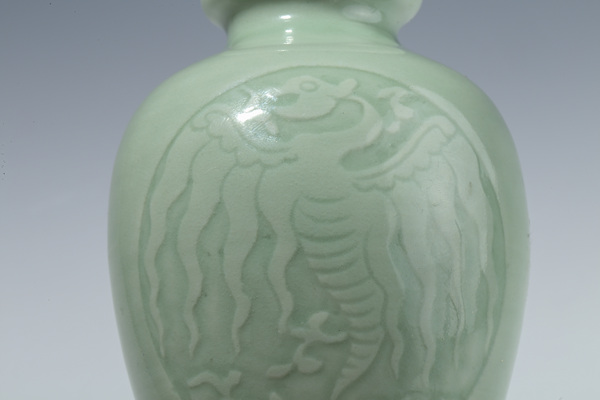 古玩陶瓷晚清·豆青釉暗刻團(tuán)鳳紋洗口瓶拍賣(mài),當(dāng)前價(jià)格7000元