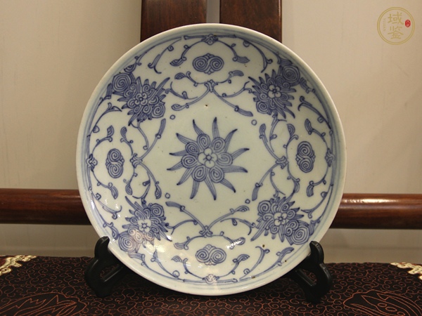 古玩陶瓷清中·青花纏枝花卉紋盤真品鑒賞圖