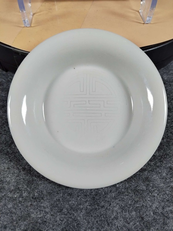 古玩陶瓷清代白釉印花壽字紋盤拍賣,當(dāng)前價(jià)格1500元
