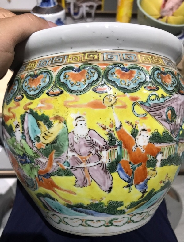 古玩轉(zhuǎn)賣晚清黃地五彩刀馬人卷缸拍賣，當(dāng)前價(jià)格180元