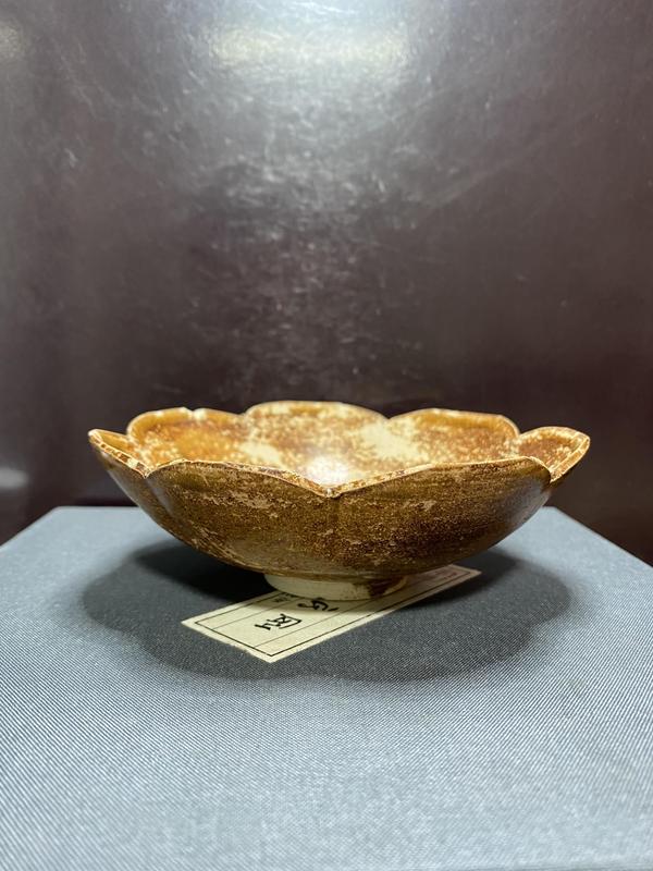古玩陶瓷宋吉州窯黃釉葵口盤拍賣,當前價格4500元