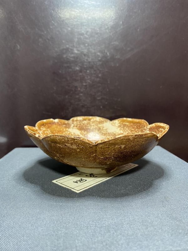 古玩陶瓷宋吉州窯黃釉葵口盤拍賣,當前價格4500元