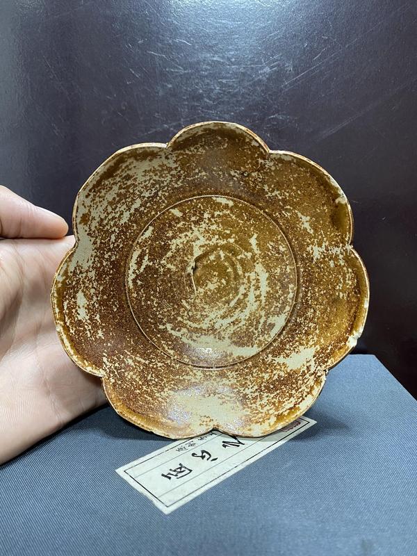 古玩陶瓷宋吉州窯黃釉葵口盤拍賣,當前價格4500元