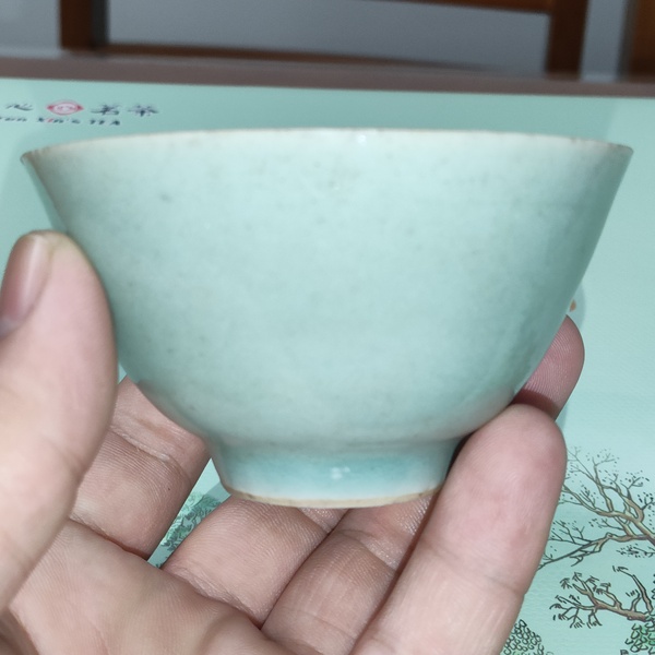 古玩陶瓷清中期，嘉道豆青釉仰鐘杯拍賣(mài)，當(dāng)前價(jià)格99元