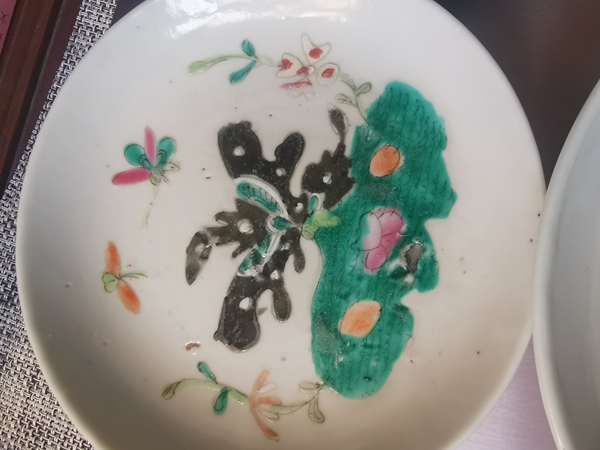 古玩陶瓷粉彩花蝶紋盤拍賣,當前價格555元