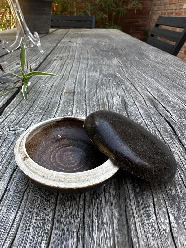 古玩陶瓷元代吉州窯醬釉粉盒拍賣,當(dāng)前價格1200元