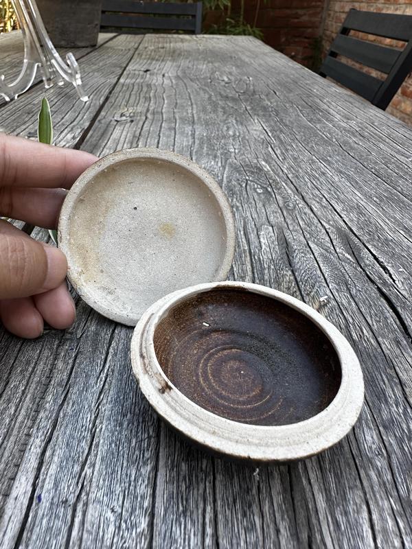 古玩陶瓷元代吉州窯醬釉粉盒拍賣,當(dāng)前價格1200元