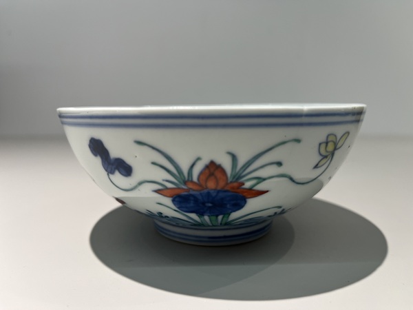 古玩陶瓷雍正官,青花斗彩鴛鴦荷花紋碗拍賣,當前價格36999元
