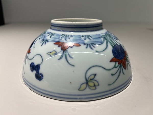 古玩陶瓷雍正官,青花斗彩鴛鴦荷花紋碗拍賣,當前價格36999元